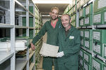 Landesarchiv-Musikhistoriker Paul Duncan (r.) mit einem Mitarbeiter im Depot des Steiermärkischen Landesarchivs.